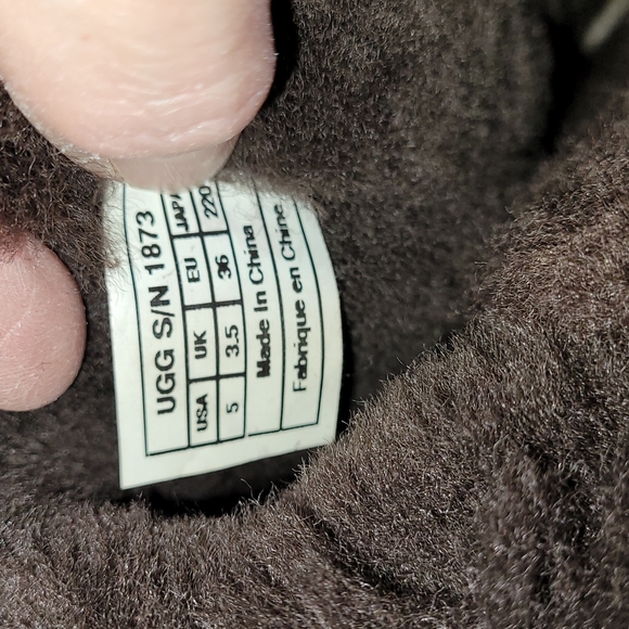 Ugg Bailey Button Triplet II BOOT in dark brown. Size 5 - Picture 9 of 13